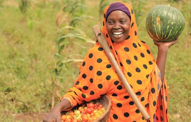 Frau aus Somalia freut sich über ihre Ernte Frau aus Somalia freut sich über ihre Ernte